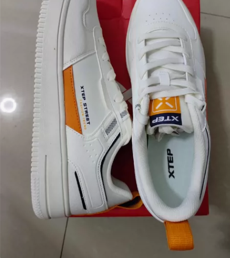 特步男士运动鞋板鞋。白黑42码，白黄41－...