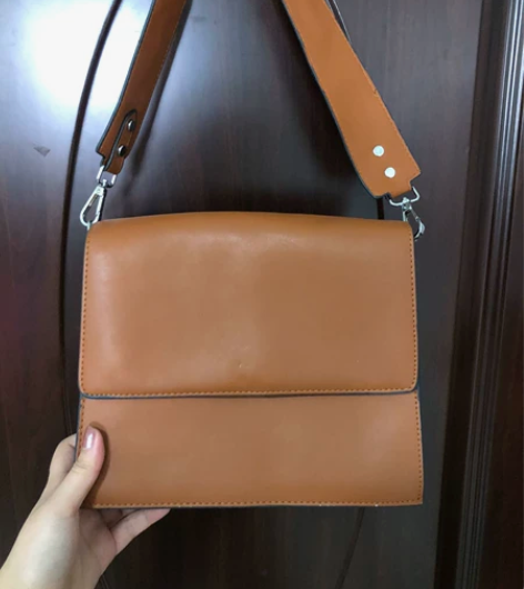 信封包 实体店入手的 焦糖色 很好搭衣服 ...