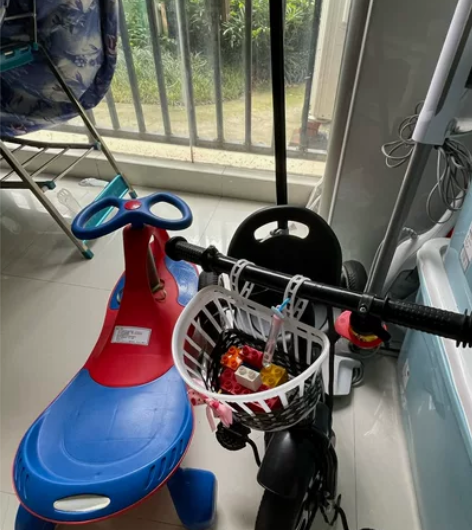 小朋友大了,出两辆儿童车。 扭扭车50元一...