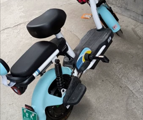 房租到期，30台小型电瓶车三折处理店里原价...