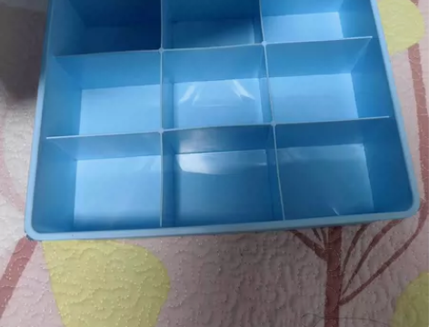 塑料收纳盒 就剩两层了 两层的格子大小不太...