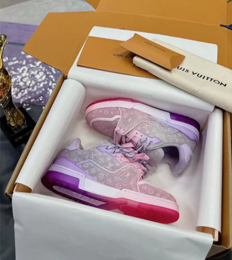 原版开发 品质出货 欢迎对比 LV板鞋系列...