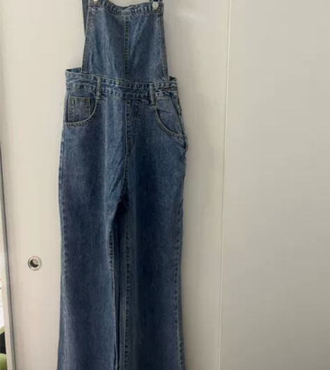 蓝色背带牛仔裤，S码，实体店300多买的，...