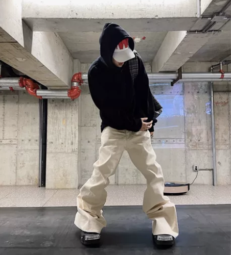 RO风小众暗黑高弹力拖地米白色磨毛喇叭牛仔...