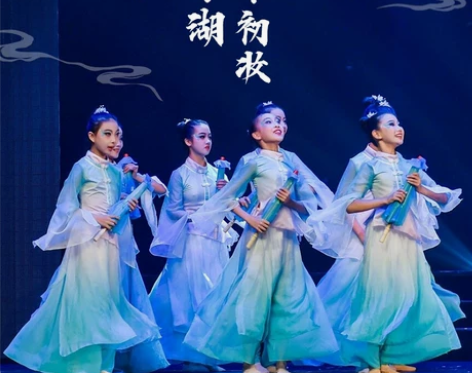 只在舞台穿过一次，包含头饰。型号160.西...