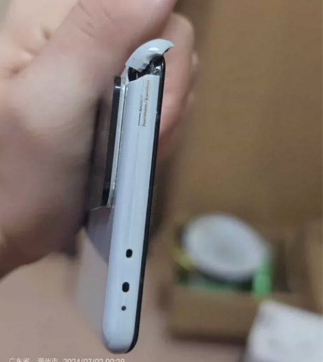 mix4后盖碎了一点，带壳无视。屏幕划痕贴...
