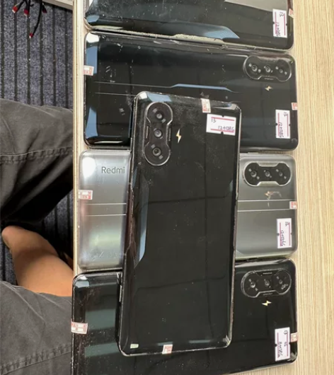 出数台红米 k40 游戏增强版 有8+12...