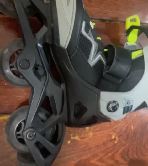 轮滑鞋+护具 69打包出 迪卡侬线下店购入...