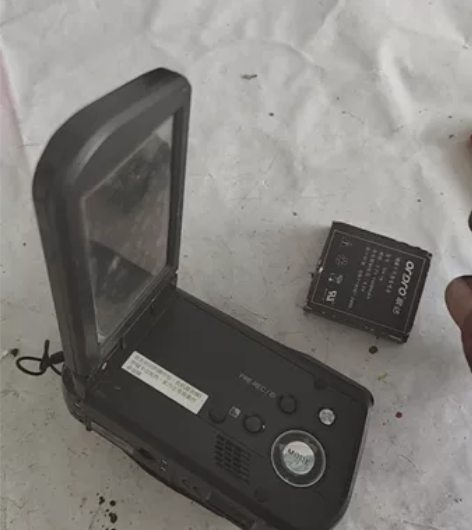 欧达z50摄像机，成色如图。旧电池鼓包充不...