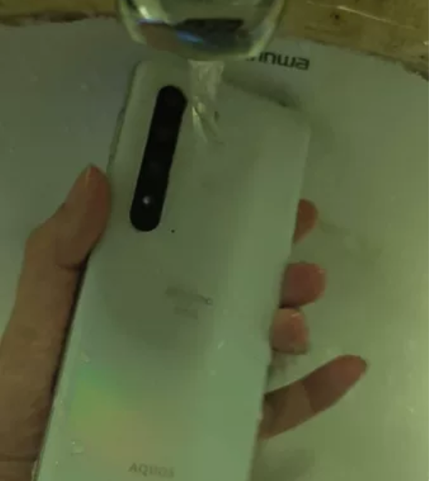 夏普r5g，单机送个壳，除了断触其他完好，...