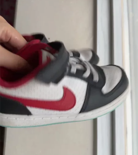 耐克板鞋27码。脚长16㎝，10c。9成新...