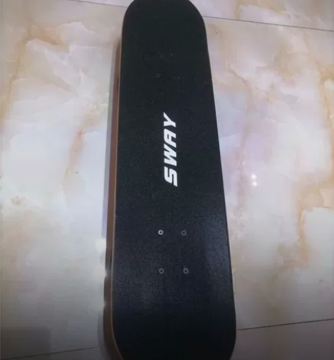 斯威专业滑板,玩了几次不会玩,两边有轻微划...