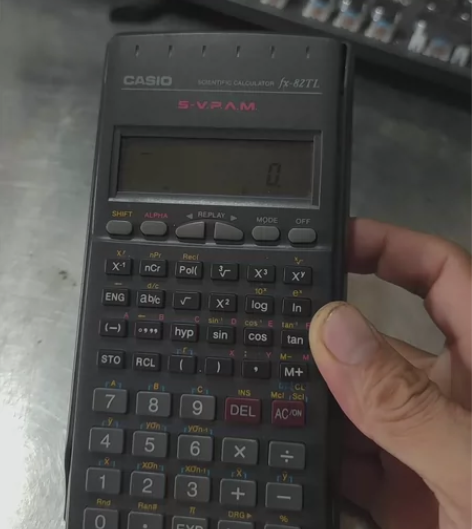 卡西欧计算机fx82tl 屏幕有一点小瑕疵...