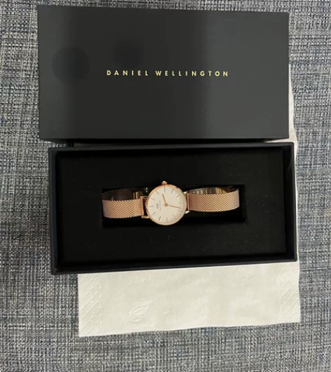 未使用，正品dw手表 带盒子，盒子上面有点...