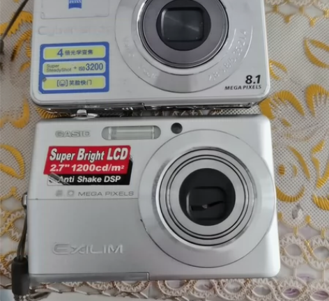 一个索尼，一个卡西欧，这两个相机一个开机，...