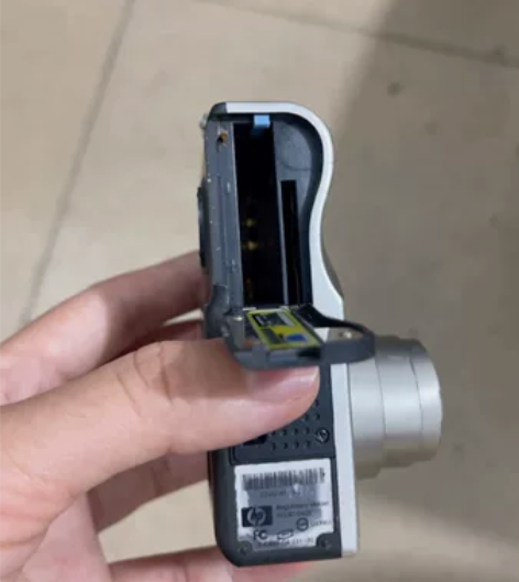 惠普相机没电池测，一看屏幕坏了，配件裸机 ...