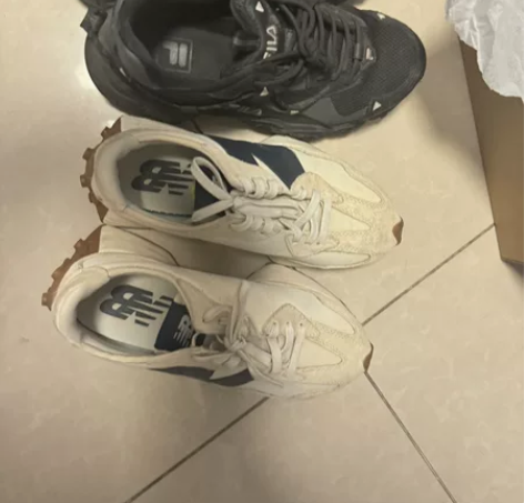两双鞋一双斐乐猫抓一双 NB 都是正品，拍...