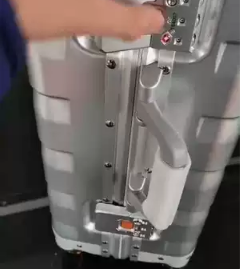 全铝镁合金拉杆箱，性价比堪称千元旅行箱。2...