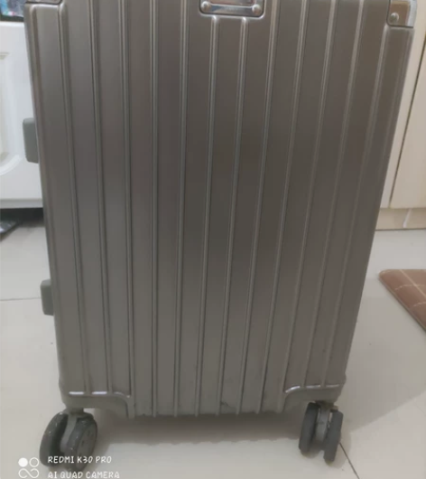 几乎全新20寸旅行箱一个，这个是从广州批发...