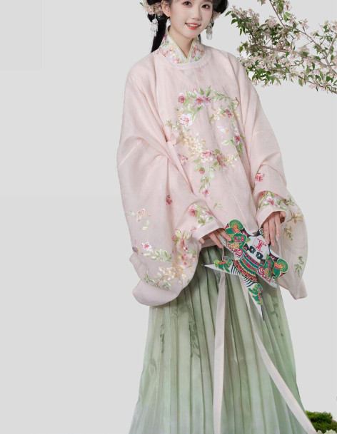 燕云织造局【槐醉芳春】明制真丝圆领大襟交领...