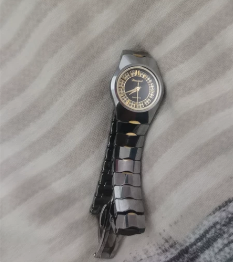 钨钢女表国产雷诺，孩子上中学，表带细了，备...