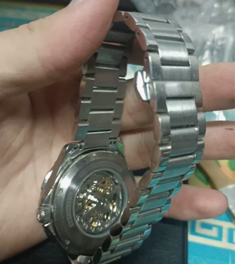 艾浪手表 上学时挣钱买的，现在出了。