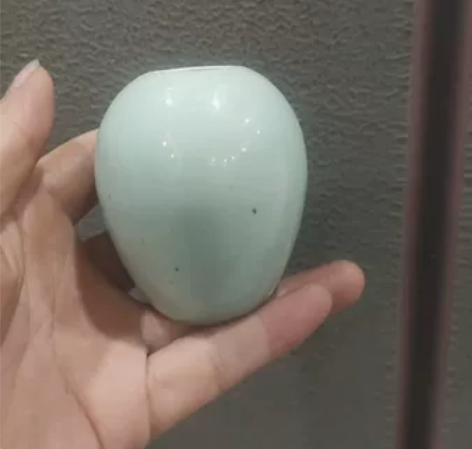 清早期 豆青釉蛋型水盂。釉色淡雅柔和,...