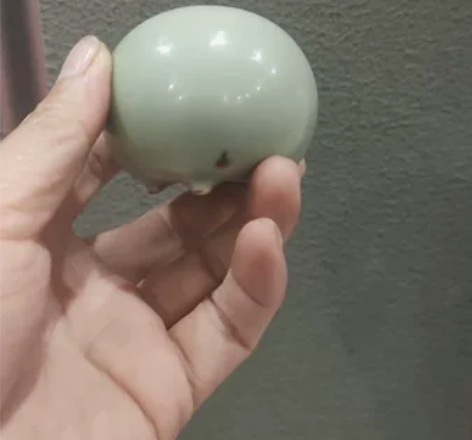 清早期 豆青釉琴炉。釉色淡雅柔和,色浅者...