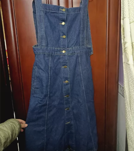 背带裙 牛仔长裙面料厚实 能摸出来是好牛仔...