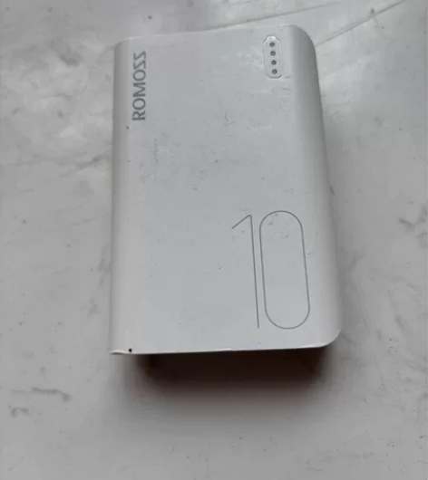 正品罗马仕充电宝，用过十几次，九成新，原价...