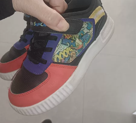 乔丹儿童31码，标准码，鞋底很舒服。 商场...