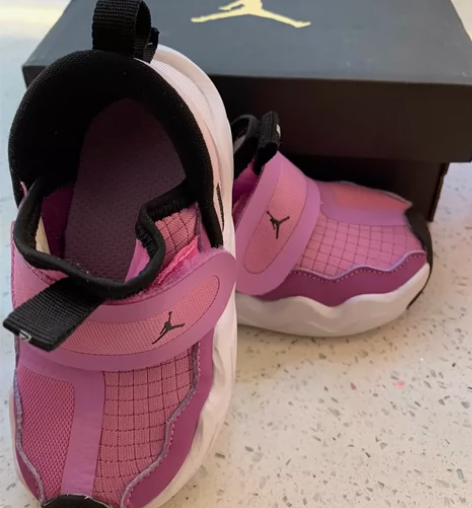 乔丹耐克鞋子，自家娃的，无奈孩子脚长得太快...