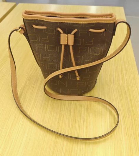 菲安妮小水桶包 感兴趣的话点“我想要”和我...