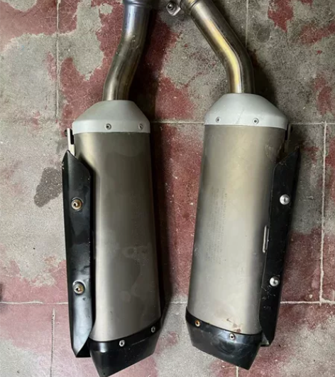 雅马哈R1排气尾段一对，没有伤口国外使用过...