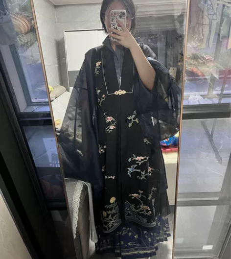 柏舟记三件套，长衫没有扣子需要自己订，好像...