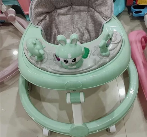 母婴店不开了！剩下十几个全新可折叠婴儿学步...