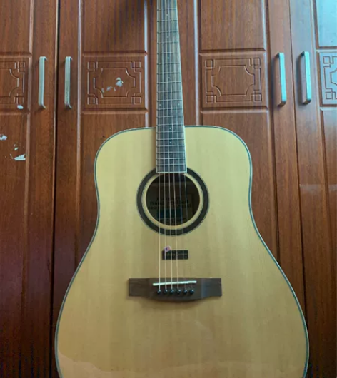 出一把吉他 旋钮换过 配有许多琴弦还有工具...