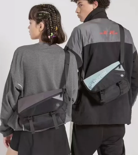 Subcrew李灿森同款潮牌斜挎包男女运动...