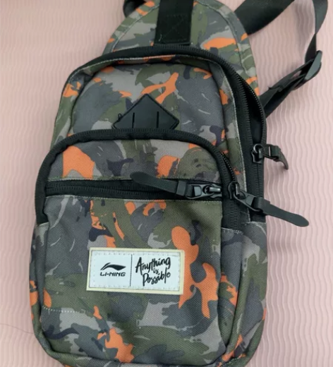李宁斜挎包 背了两次 正品保证几乎全新Li...