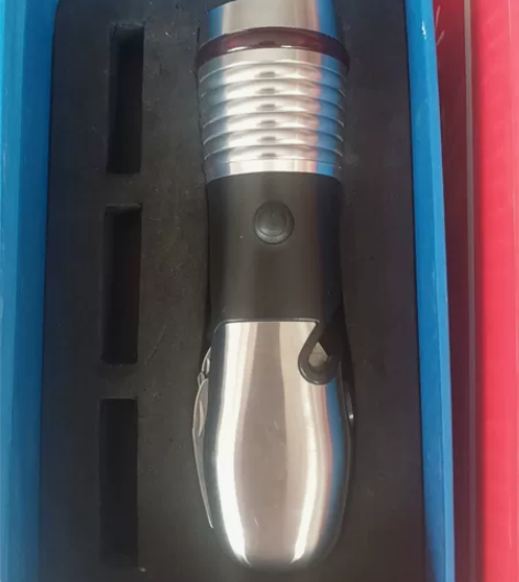 多功能安全锤，工具手电筒 感兴趣的话点“我...