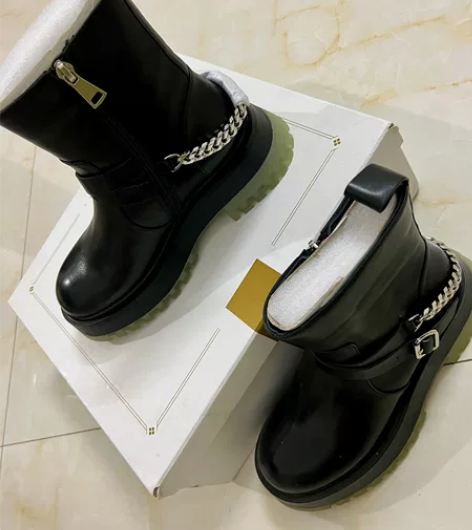 全新未拆封靴子女低价出售! 这双靴子是全新...