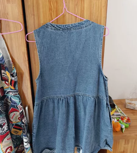 牛仔外套搭配白色衬衫，田园风草帽，灵动漂亮...