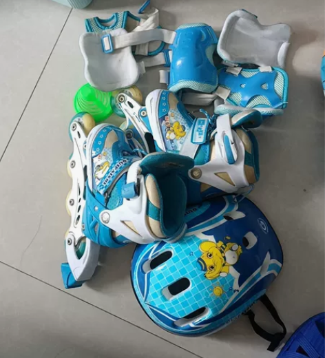 自己家孩子小时候的一双溜冰鞋，因为孩子长大...