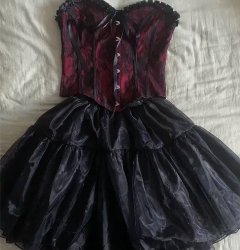 出一套小裙子 实物特别漂亮 穿过一次 是均...