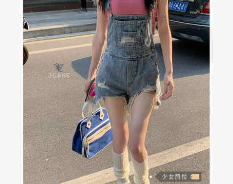 设计感破洞背带牛仔裤女装夏季新款高腰超短裤...