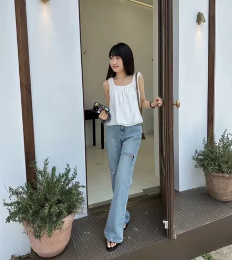 长春桂林路 fan家 破洞牛仔裤实体店里...