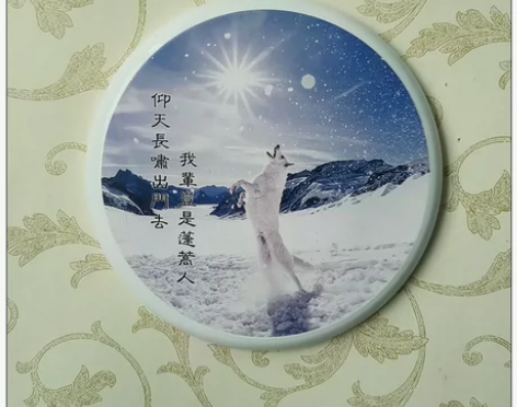 圆形铁制工艺画，UV喷绘图案，后部有一个挂...