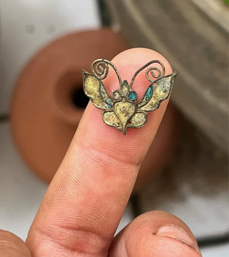 鎏金小蝴蝶,也不知道是铜的还是银的,点翠的...