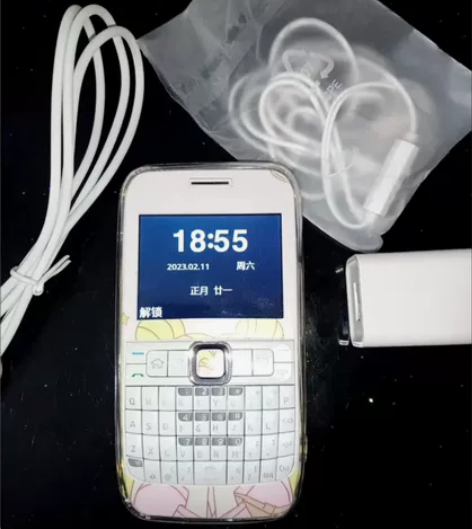 黑莓手机出售，自己贴了贴纸，买来270，现...