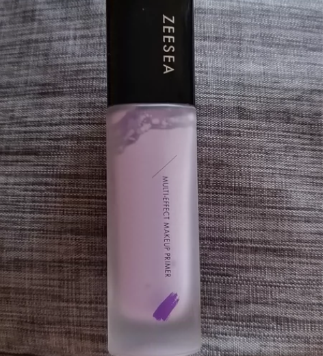 出滋色品牌的隔离霜，紫色款，适合各种肤色使...